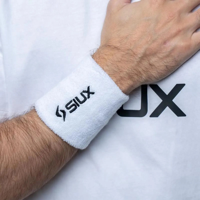 Siux Basic 26 short padel wristband in white with a black logo